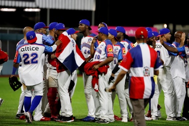 Jugadores de los Toros del Este de República Dominicana celebran este jueves el triunfo ante los Cangrejeros de Santurce de Puerto Rico, en la semifinal por la Serie del Caribe, disputada en el Estadio Hiram Bithorn de San Juan (Puerto Rico). EFE/Thais Llorca