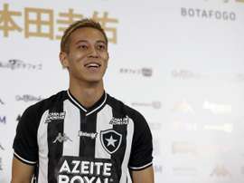 Comportamento de Keisuke Honda chama a atenção no futebol brasileiro. EFE/Marcelo Sayão