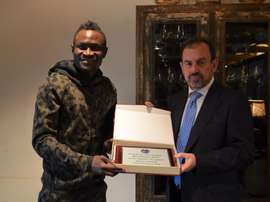 El central del Getafe recibió una placa por sus 100 partidos de azulón. EFE