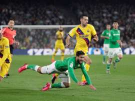 Baça não perde Fekir de vista. EFE/JULIO MUNOZ