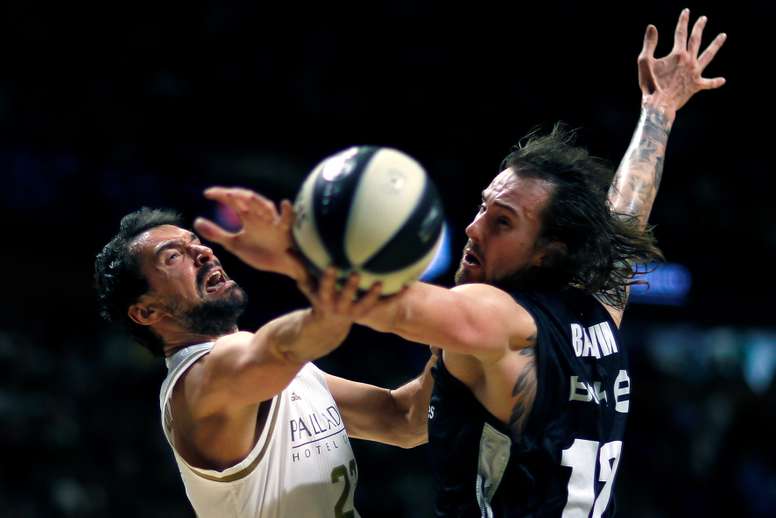 El base del Real Madrid Sergio Llull (c) lanza a canasta durante el partido de cuartos de final de la Copa del Rey de baloncesto ante el RETABet Bilbao Basket en Málaga. EFE/Jorge Zapata