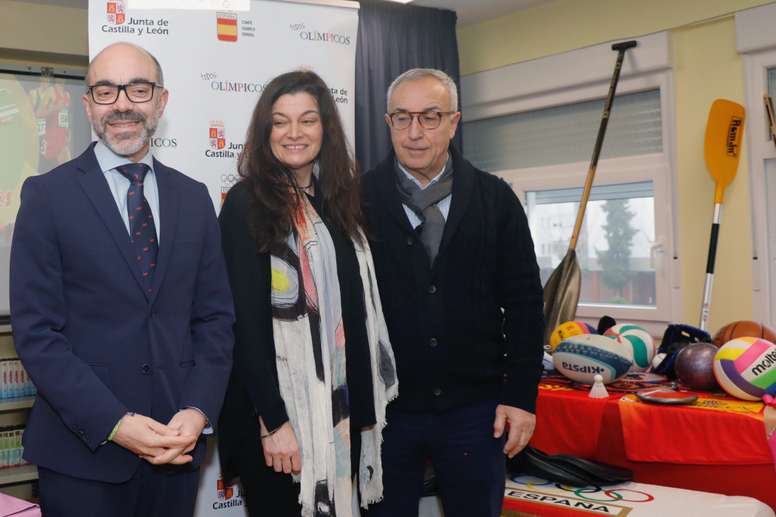 El consejero de Cultura y Turismo de la Junta de Castilla y León, Javier Ortega (i) y el Presidente del Comité Olímpico Español, Alejandro Blanco (d), junto a la directora del colegio Miguel Hernández del municipio de Laguna de Duero, durante la presentación del Proyecto Todos Olímpicos. EFE/Nacho Gallego