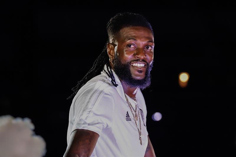 Llegó Emmanuel Adebayor y desató una locura en Asunción Llegó Emmanuel Adebayor y desató una locura en Asunción