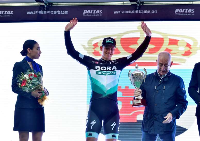 El corredor alemán Pascal Ackermann (Bora-Hansgrohe) se proclamó este domingo ganador al esprint, y por segundo año consecutivo, de la XXXIII Clásica Ciclista de Almería, con un tiempo de 4 horas, 24 minutos y 4 segundos y superando en la línea de llegada al danés Alexander Kristoff (UAE Team Emirates) y Elia Viviani (Cofidis).EFE/Carlos Barba