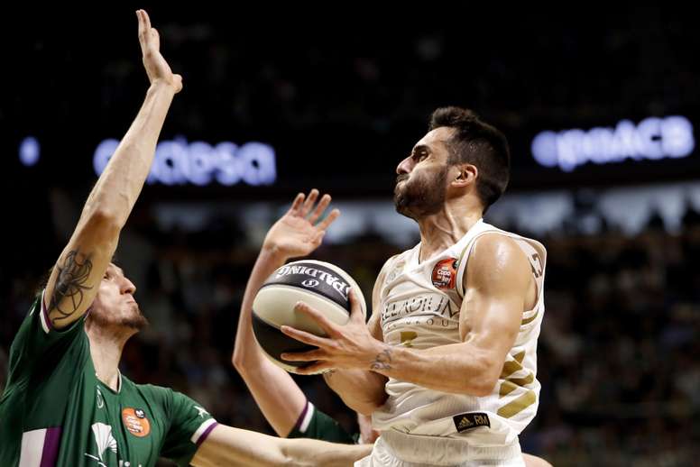El base argentino del Real Madrid, Facundo Campazzo (d), entra a canasta ante el pivot de Unicaja Málaga, Rubén Guerrero, durante el partido correspondiente a la final de la Copa del Rey que se disputó en el Palacio de Deportes José Mª Martín Carpena, en Málaga. EFE/Jorge Zapata.