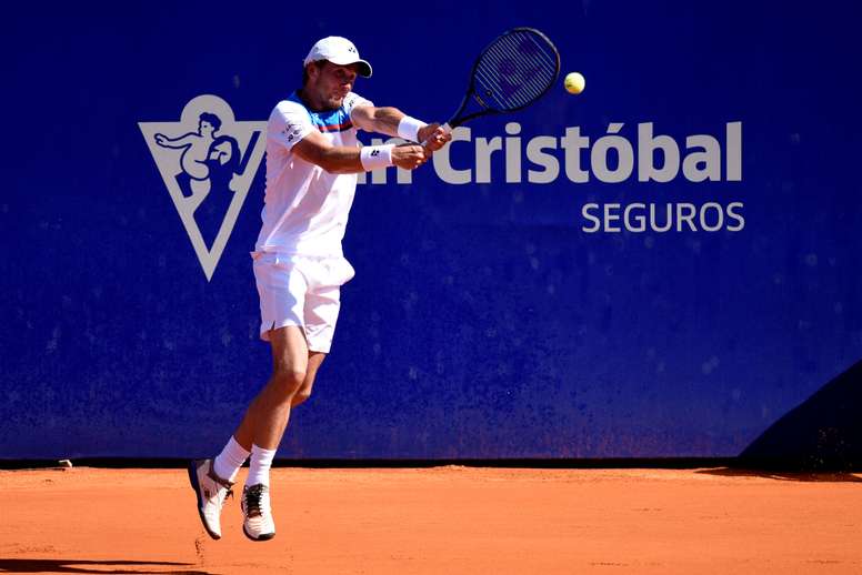 El noruego Casper Ruud en acción ante el argentino Juan Ignacio Londero el pasado sábado por la semifinal del torneo de tenis ATP Argentina Open, en Buenos Aires (Argentina). EFE/Fabián Mattiazzi