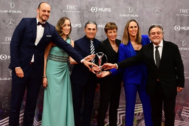 (En el podio) Las integrantes del equipo estadounidense de salto ecuestre, Margie Goldstein-Engle (i), Laura Kraut (2i), Elizabeth Madden (2d), Jessica Springsteen (d), festejan su victoria en la Copa de Naciones de Salto de la Federación Ecuestre Internacional (FEI) junto al jefe del equipo, Robert Ridland (c), este domingo en Wellington, al sureste de Florida. EFE/ Giorgio Viera