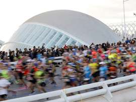 Los 25.000 corredores inscritos en la edición número 39 del Maratón Valencia Trinidad Alfonso, a su paso por el Oceanogràfic . EFE/ Juan Carlos Cárdenas/Archivo