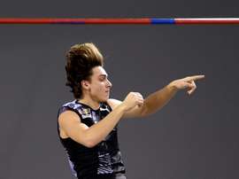 res días después de batir en Glasgow su segundo récord mundial en una semana, con un salto de 5,18 metros, el sueco Armand Duplantis empuñará de nuevo la pértiga este miércoles en Lievin (Francia) en busca de su tercera plusmarca universal. EFE/EPA/-
