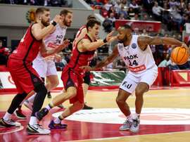 Nemanja Radovic (i) y Rodrigo San Miguel (c), ala-pivot y base, respectivamente del Casademont, y el escolta del Paok de Salónica Shannon Shorter, durante una jugada del partido correspondiente a la decimotercera jornada del grupo D de la Liga de Campeones. EFE/Javier Cebollada/Archivo