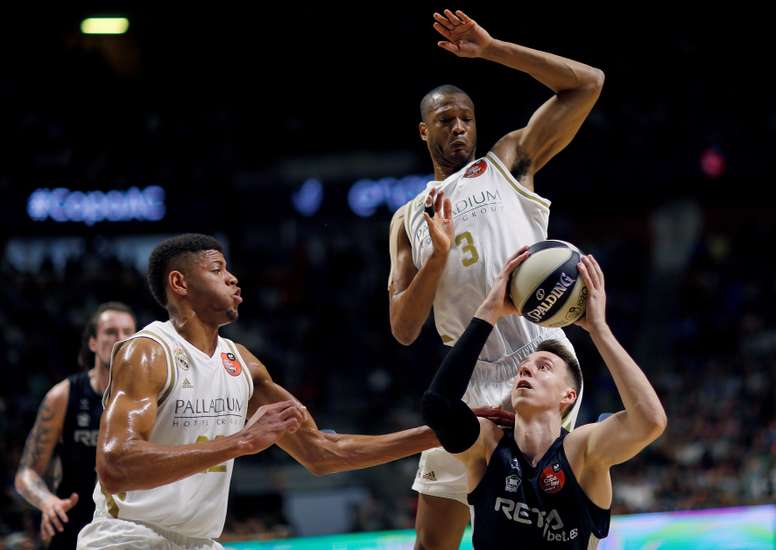 El ala-pívot lituano del Bilbao Basket, Amoldas Kulboka (d), intenta encestar ante los jugadores del Real Madrid, el ala-pívot alemán Anthony Randolph. EFE / Jorge Zapata/Archivo
