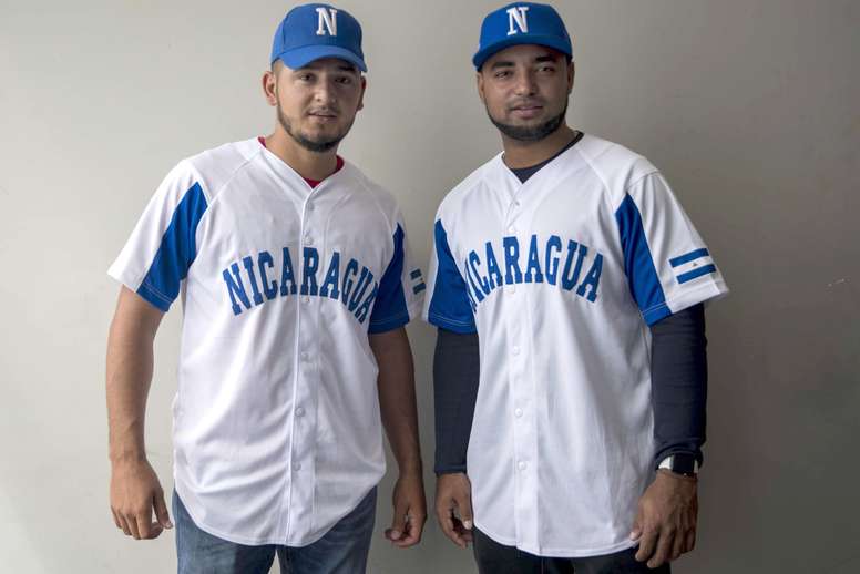 El lanzador de la selección de Nicaragua sub 23 Dilmer Mejía (i), junto al capitán de la selección Jesús López (d), posan para una fotografía durante una conferencia de prensa para anunciar el inicio del torneo Pre mundial sub 23 en Managua (Nicaragua). EFE/Jorge Torres