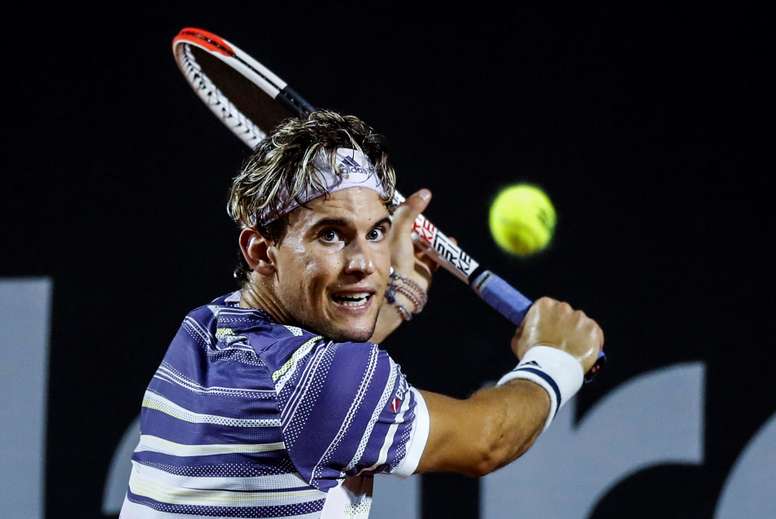 El austriaco Dominic Thiem devuelve la pelota este martes durante un partido contra el brasileño Felipe Meligeni, en el único torneo ATP 500 de Sudamérica, el Abierto de Río de Janeiro (Brasil). EFE/Antonio Lacerda