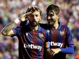El Levante comenzó el partido con un recuerdo al dramaturgo Gil Albors, recientemente fallecido. EFE