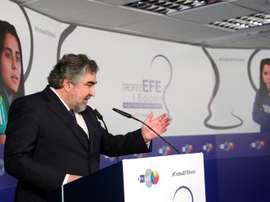 La felicidad del ministro de Deporte con el convenio femenino. EFE/Emilio Naranjo