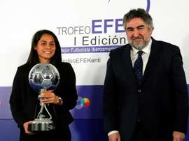 Kenti Robles recibió el primer I Trofeo EFE la mejor latinoamericana. EFE/Ballesteros