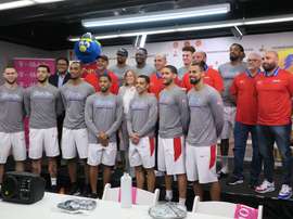 La alcaldesa de San Juan, Carmen Yulín Cruz Soto (c), posa con los jugadores y responsables técnicos de la selección de baloncesto de Puerto Rico, durante una rueda de prensa este miércoles, en San Juan (Puerto Rico). EFE/Jorge Muñiz
