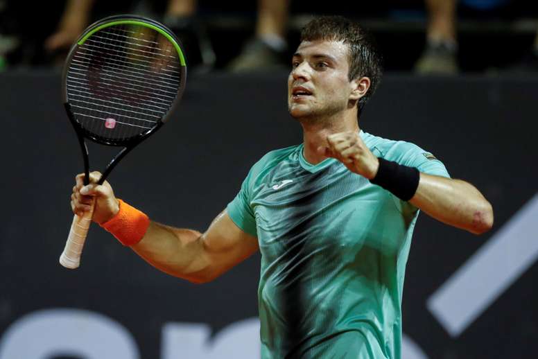 El español Pedro Martínez celebra luego de vencer a su compatriota Pablo Andujar este miércoles, durante el torneo Abierto de Río, el único torneo ATP 500 de Sudamérica, en Río de Janeiro (Brasil). EFE/Antonio Lacerda