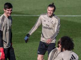 Berbatov da un consiglio a Bale. EFE