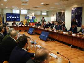 La secretaria de Estado para el Deporte, Irene Lozano (c-atrás) recibe este viernes a las Federaciones Deportivas Españolas en Madrid. EFE/Paco Campos