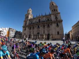 Pelotón a su paso por la Catedral de Jaén en la salida neutralizada de la tercera etapa de la LXVI Vuelta Ciclista a Andalucía. EFE/Carlos Cid