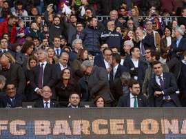 Una pegatina del Madrid, motivo de burla en el Camp Nou. EFE