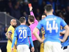 Après son expulsion, Vidal s'est emporté contre les tribunes napolitaines. EFE