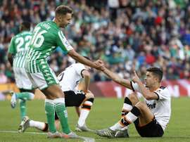 Valencia y Betis se ven las caras en Mestalla. EFE/José Manuel Vidal