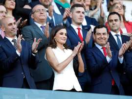 La reina Letizia al inicio de la final de la Copa de la Reina de fútbol, el pasado mes de mayo en Granada. EFE/Jorge Zapata/Archivo
