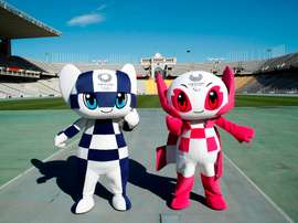 Fotografía facilitada por el Museo Olímpico de Barcelona de la mascota de los Juegos Olímpicos de Tokio 2020, Miraitowa (i), y la mascota de los Juegos Paralímpicos, Someity, en el Estadio Olímpico de Barcelona que visitaron este viernes como parte de su gira por Europa previa al evento y en la que también viajarán a París, Atenas, Londres, Bonn y Lausana. EFE