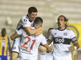 Santa Cruz y Adebayor se encasquillan ante Delfín. EFE