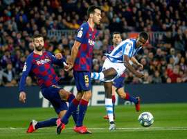 Isak répond aux rumeurs concernant le Barça. EFE