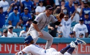 Nolan Arenado (arriba). EFE/Mike Nelson/Archivo