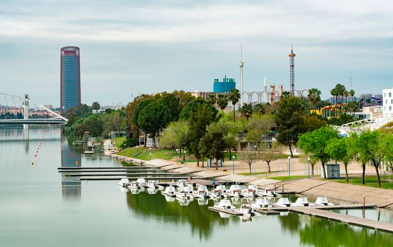 La pandemia del coronavirus ha paralizado los entrenamientos de unos 230 deportistas españoles y de otros países europeos en el Centro de Alto Rendimiento de Remo y Piragüismo de Sevilla (CEAR), en el río Guadalquivir, que se preparaban para los Juegos Olímpicos de Tokio en este centro. EFE/ Raúl Caro