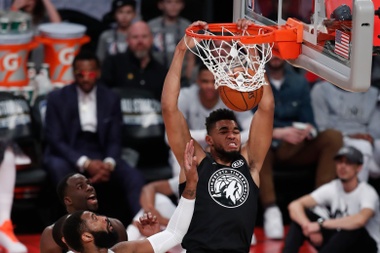 En la imagen, el pívot estadounidense dominicano Karl-Anthony Towns, de los Timberwolves de Minnesota. EFE/Mike Nelson/Archivo