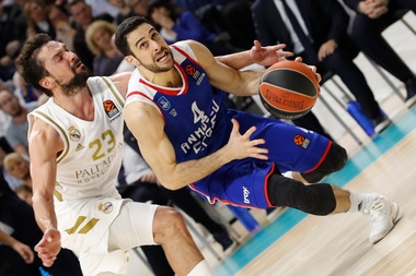 El base de Anadolu Efes, Dogus Balbay (d), conduce el balón ante la defensa del alero del Real Madrid, Sergio Llull, en el Wizink Center de Madrid. EFE/Javier Lizón/Archivo
