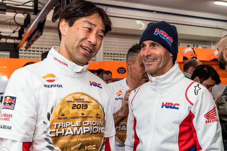 Fotografía facilitada por Honda racing team del pasado mes de noviembre tomadas en el circuito Ricardo Tormo de Cheste (Valencia) del español Alberto Puig (d), quien en una entrevista con la Agencia EFE y al ser preguntando por su opinión sobre la crisis mundial del coronavirus, que ha obligado a aplazar multitud de competiciones y entre ellas el mundial de MotoGP, advirtió: Si dijera lo que pienso sería un desastre. EFE/ Jaime Olivares