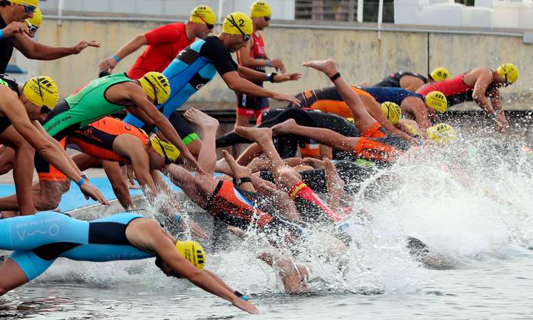 Varios triatletas saltan al agua durante la novena edición del Valencia Triatlón. EFE/Kai Försterling/Archivo
