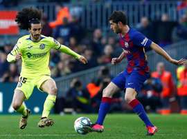 Cucurella, a fondo. EFE