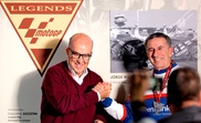 Jorge Martínez Aspar recibe de mano del presidente de Dorna, Carmelo Ezpeleta, la medalla de Moto GP Legend que le acredita como nuevo miembro del Salón de la Fama del motociclismo, el pasado mes de noviembre. EFE/Manuel Bruque/Archivo