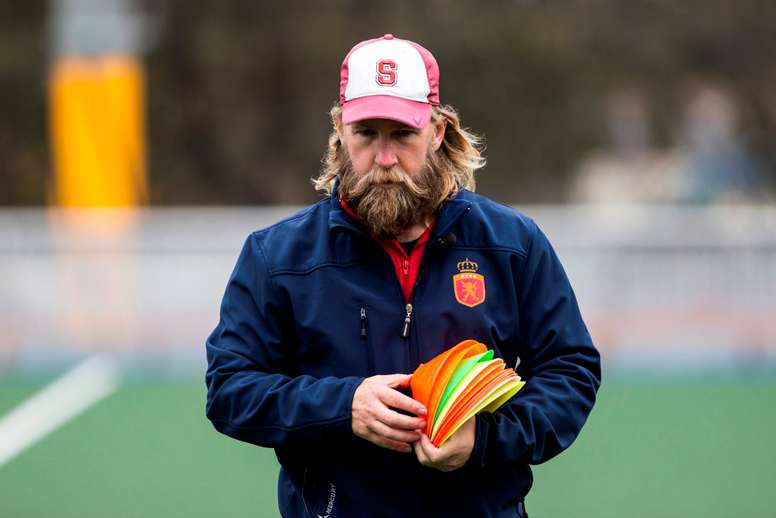 El seleccionador del equipo español femenino de hockey el inglés Adrián Lock, (c).EFE/ Rodrigo Jimenez/Archivo