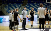 El entrenador del RETAbet Bilbao Basket, Alex Mumbrú(c), durante un entrenamiento. EFE/Carlos Díaz/Archivo