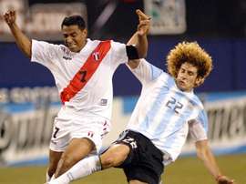 Nolberto Solano (i) tuvo un debut a la altura del mejor sueño. EFE/Archivo
