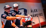 Los hermanos Marc (izq) y Alex Márquez, pilotos oficiales de MotoGP del equipo Repsol Honda. EFE/ Víctor Lerena/Archivo
