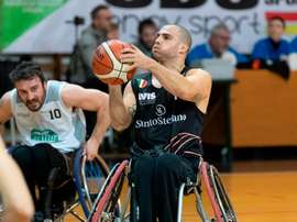 Foto reciente facilitada por el deportista Jordi Ruiz (c), durante uno de sus partidos como componente del equipo de baloncesto en silla de ruedas italiano Santo Stefano Sport. Jordi Ruiz triunfa como jugador de baloncesto en silla de ruedas en el Santo Stefano Sport, con el que lideraba la liga italiana antes de afrontar el sueño de unos nuevos Juegos Paralímpicos en Tokio. EFE