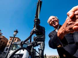 El exciclista toledano Federico Martín Bahamontes sonríe tras presenciar la recolocación de su escultura en el paseo del Miradero de la ciudad de Toledo tras haber sido reparada. EFE/ Ángeles Visdómine/Archivo