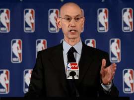 Fotografía de archivo del comisionado de la NBA Adam Silver automovilismo, el fútbol americano y el béisbol de las Grandes Ligas también se postergaran. EFE/ANDREW GOMBERT/Archivo