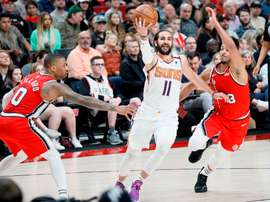 Ricky Rubio de Phoenix Suns en acción ante Damian Lillard y CJ McCollum de Portland Trail Blazers en un partido de la NBA, entre los Portland Trail Blazers y los Phoenix Suns,disputado en Portland (EEUU), el pasado 10 de marzo. EFE/ Soobum Im/Archivo