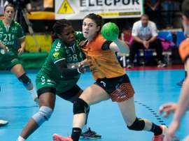 La jugadora Ana Isabel Martínez (d) dispara a puerta ante la marca de Lisandra Lusson (i), durante el partido de la final de la Copa de la Reina de Balonmano en 2017. EFE/Salvador Sas/Archivo