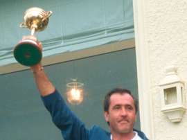El capitán de la selección europea, Severiano Ballesteros, con la Copa Ryder de Golf tras vencer a la de Estados Unidos, en el campo de Valderrama en Sotogrande, en 1997. EFE/Archivo